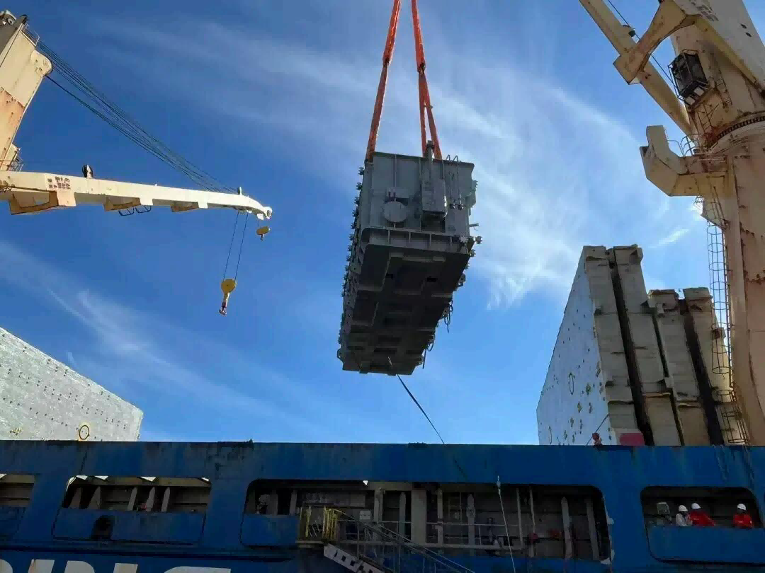 أبحر محولان بوزن 128 طنًا إلى أفريقيا: لماذا تعتبر كل عملية رفع ثقيلة بمثابة اختبار للمهارة والمسؤولية